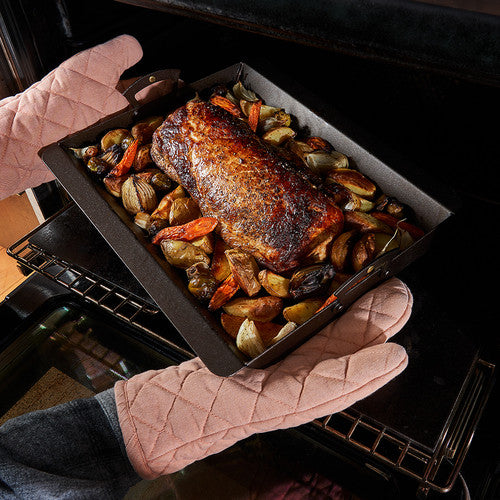 Iron Roasting Pan to Ensure Perfectly Golden Color